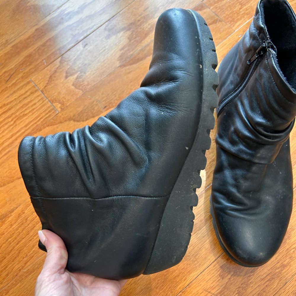 Munro black size 9.5